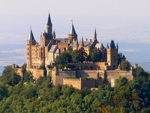 La imagen tiene un atributo ALT vacío; su nombre de archivo es cast-7.jpg